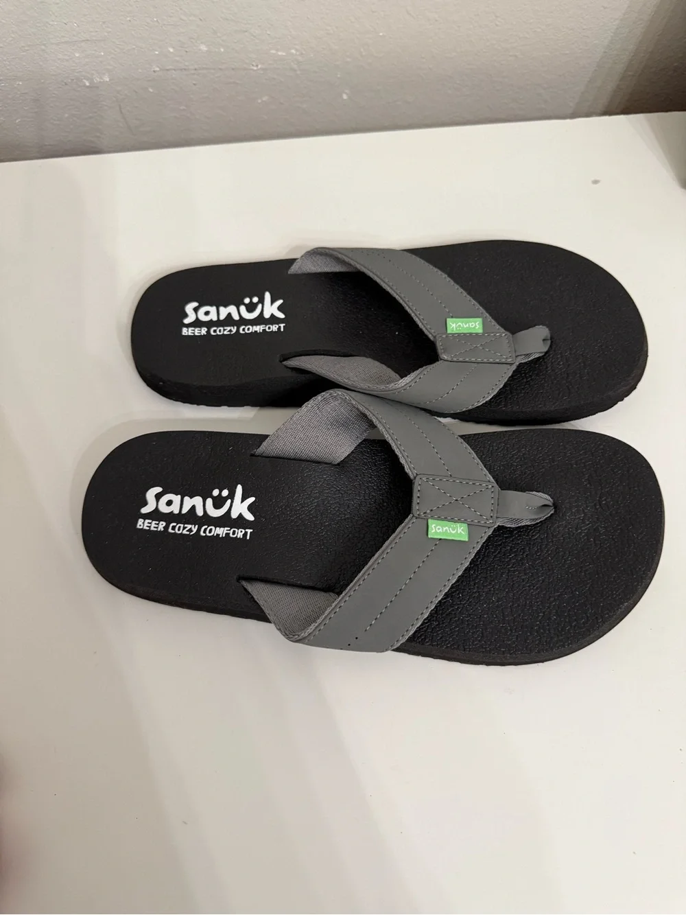 Sanuk Beer Cozy Comfort Flip Flops Gray Black Sandals Men’s Size 8 Beach Casual